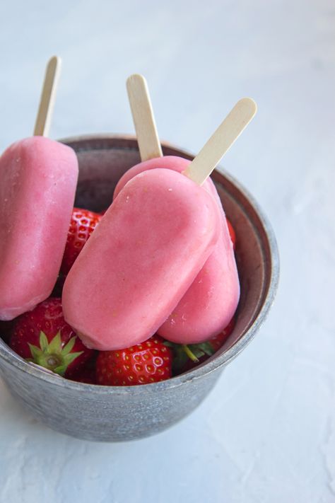 Super Simple Strawberry Smoothie Ice Lollies | The Mother Cooker Strawberry Ice Lollies, Simple Strawberry Smoothie, Fruit Lollies, Ice Lolly Recipes, Easy Strawberry Smoothie, Ice Lollies, Smoothie Recipes Strawberry, Snack Prep, Raspberry Smoothie