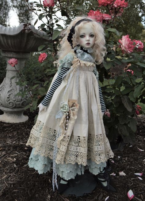 Figurine, Porcelain Doll Cosplay, Porcelain Doll Clothes, Creepy Vintage Dolls, Haunted Doll Aesthetic Outfits, Alice In Wonderland Dolls, Ceramic Dolls Handmade, Porcelain Doll Character Design, Old Doll Aesthetic