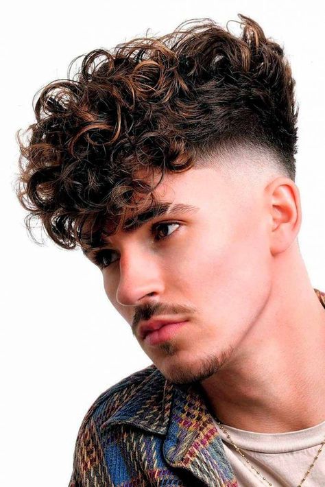 Curly Hair Male, Good Hairstyles, Highlights For Men, Taper Fade Curly Hair, Men Hair Highlights, Men's Curly Hairstyles, Mens Medium Length Hairstyles, Male Haircuts Curly, Highlights Curly Hair