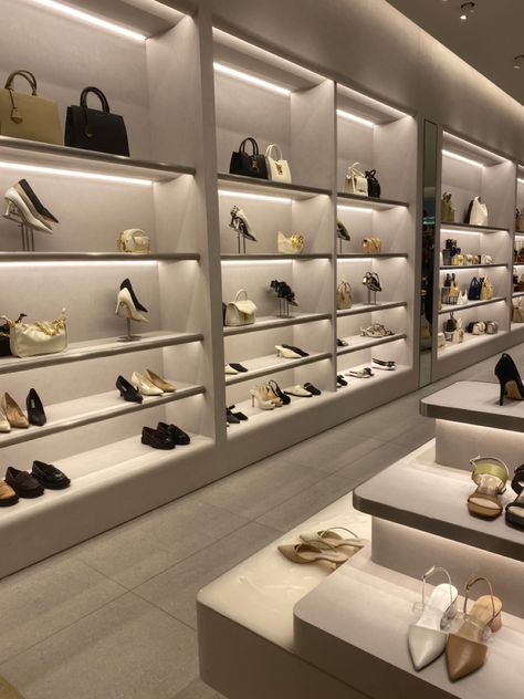 Shoe Boutique Interior, Shoes Store Interior Design, Zapaterias Ideas Shoe Stores, Shoe Store Design Retail, Shoe Shop Interior Design, Bag Store Display, Shoes Showroom, White Shoe Rack, Shoes Stores