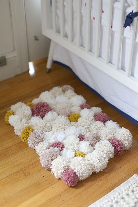 Crocheting is fun! But sometimes it’s fun to make something different with yarn. Check out 16 Clever Yarn Ideas. Yarn Diy Projects, Diy Pom Pom Rug, Pompon Diy, Diy Pompom, Tapis Diy, Pom Pom Rug, Diy Pom Pom, Pom Pom Crafts, Diy Bricolage