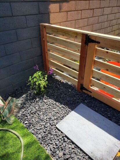 Easy Dog Fence, Wood Gate Diy, Outdoor Dog Gate, Small Garden Gates, Side Yard Gate, Small Garden Fence, Patio Gates, Diy Dog Gate, Diy Gate