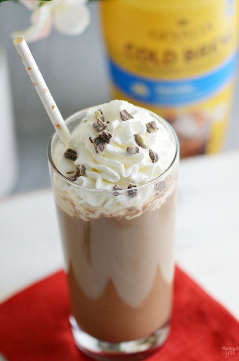 Making delicious iced coffee at home is easier than ever! Check out this coffee drink recipe for an Iced Mint Mocha with only 4 ingredients. Mint Mocha Coffee, Iced Mocha Recipe, Iced Mocha Coffee, Mocha Coffee Recipe, Breakfast Drinks, Mint Mocha, Iced Coffee At Home, Iced Mocha, Mocha Coffee