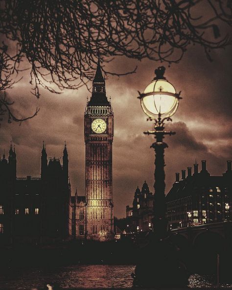 Old Britain Aesthetic, Tale Of Two Cities Aesthetic, A Tale Of Two Cities Aesthetic, Iphone Wallpaper London, English Vibes, Gothic Winter, London In Winter, Winters Tale, London Rooftops