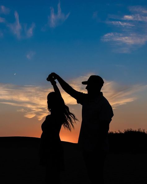 Photography on Instagram: “Just two love birds Dancing in the desert!” Couple Poses In Sunset, Mountain Sunset Couple Pictures, Cute Sunset Pictures Couples, Couple Sunset Silhouettes, Family Photos Silhouette, Sunset Pics Couple, Sunset Couples Photos, Wedding Silhouette Photography, Aesthetic Sunset Couple Pictures