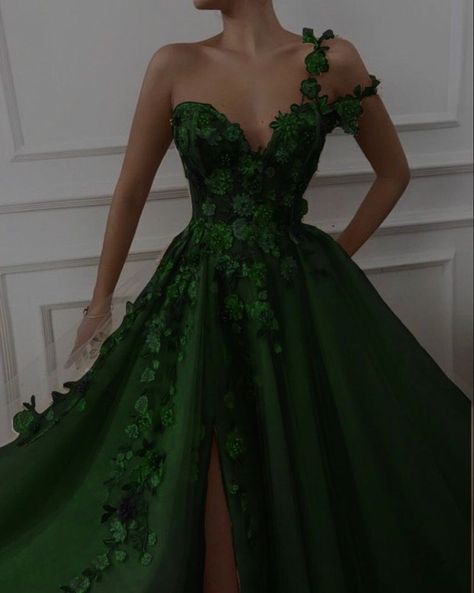 Masquarede Ball Dresses, Evelyn Fantasy Gown, Green Wedding Dress Aesthetic, Ball Gowns Prom Green, Emerald Green Fairytale Dress, Green Gala Dress Emerald Gown, Slytherin Ball Gown Aesthetic, Medusa Dress Gowns, Emerald Gown Aesthetic