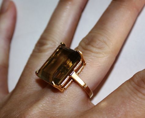 Mine ;) 12carat smokey topaz cocktail ring set in 14ct gold Smokey Topaz Ring, Topaz Cocktail Ring, Kei Jewelry, Hand Jewelry Rings, Gold Finger Rings, Emerald Ring Vintage, Mens Rings Fashion, Colored Stone Rings, Gold Jewelry Simple Necklace