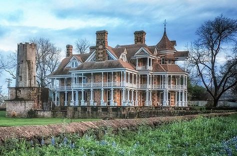 Texas' Oldest Standing Mansion is a Must-See Gem of the Hill Country Old Texas Farmhouse, Hillcountry Texas Homes, Collapsible Bow, Biggest Mansion, Texas Mansions, Texas Things, Texas Destinations, Hill Country Homes, Texas Places