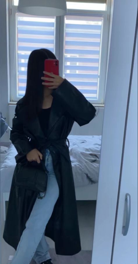 Blue Jeans black Top Outfit Zara Style Outfits, Zara Women Outfits, Outfit Mit Mantel, Black Trenchcoat Outfit, Outfit Mantel, Zara Drip Outfit, Trenchcoat Outfits, Outfit Zara Drip, Outfit Inspo Modest