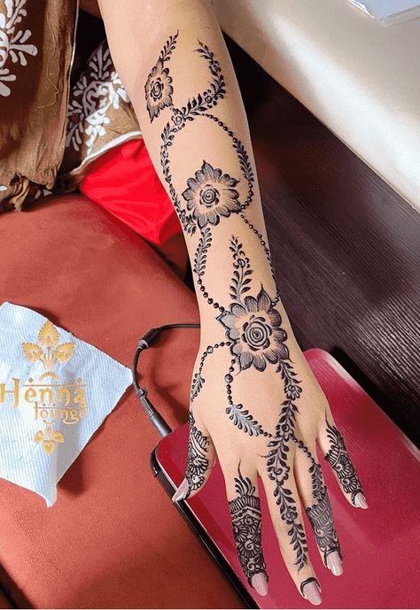 Henna Right Hand Designs, Black Henna Designs Somali, Somali Bridal Henna, Square Henna Design, Henna Designs Black, Henna Somali, Henna Designs Somali, Somali Henna Designs, Henna For Wedding