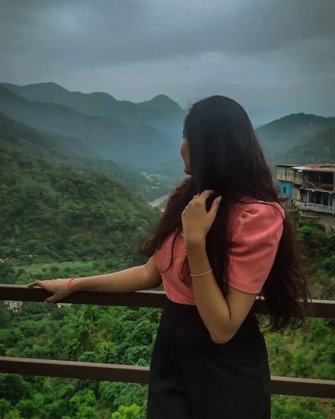 Photoshoot Ideas At Mountains, Pose With Mountain, Photo Pose In Hill Station, Saputara Hill Station Photography Ideas, Pics On Mountains, Matheran Hill Station Photography, Hill Poses Photo Ideas, Hill Station Poses For Women, Mountain Pic Ideas