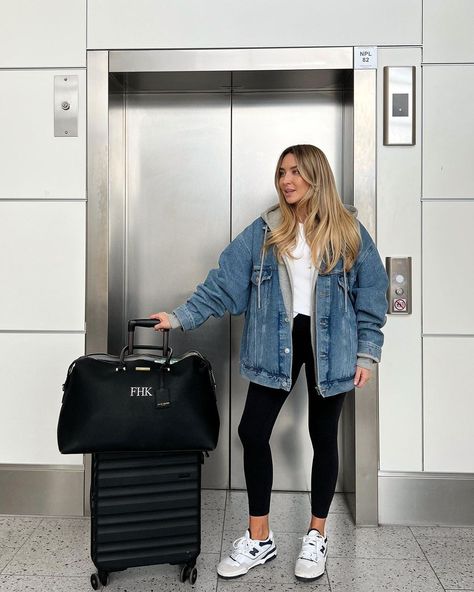 FREYA KILLIN. on Instagram: “Standard airport pic .. jacket - @balenciaga Hoodie - @aninebingofficial Leggings - @calzedonia” Autumn Airport Outfit, Airport Outfit Autumn, Leggings Airport Outfit, Travel Look Outfits, Winter Airport Outfit, Fall Airport Outfit, Airport Outfit Spring, Roadtrip Outfits, Classy Airport Outfit