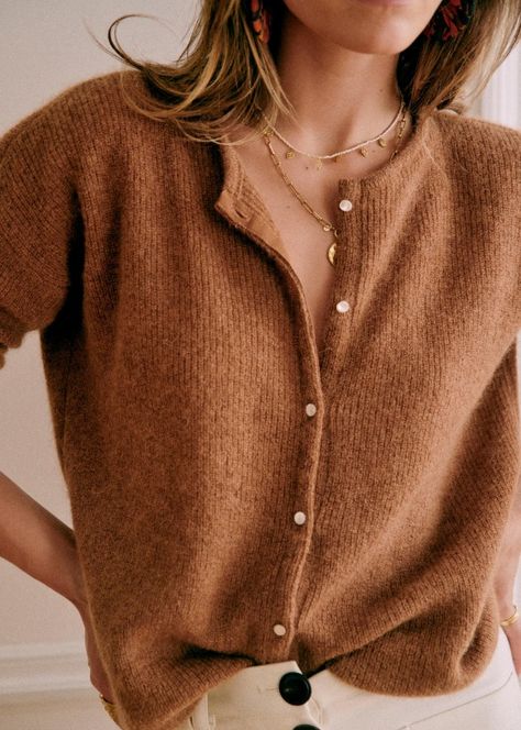 Gaspard cardigan - Camel - Super kid mohair - Sézane Gaspard Cardigan, Classic Parisian Style, Style Parisienne, Mode Tips, Warm Cardigan, Paris Mode, Blazer Outfit, Ralph Lauren Style, Stil Inspiration