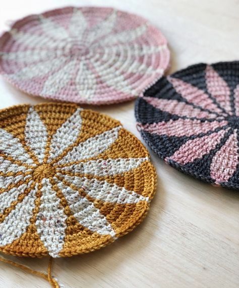 The Marguerite Motif is a free crochet pattern based on a geometric design. Crocheted Coasters, Motifs Granny Square, Granny Square Haken, Tapestry Crochet Patterns, Crochet Potholders, Crochet Home Decor, Crochet Tapestry, Crochet Square Patterns, Crochet Motifs