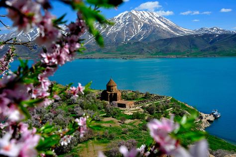 Lake Van, Turkey Turkey Landscape, Van Turkey, Pamukkale Turkey, Gorgeous Landscapes, Turkey Travel Guide, Famous Waterfalls, Largest Waterfall, Island Lake, Aquatic Life