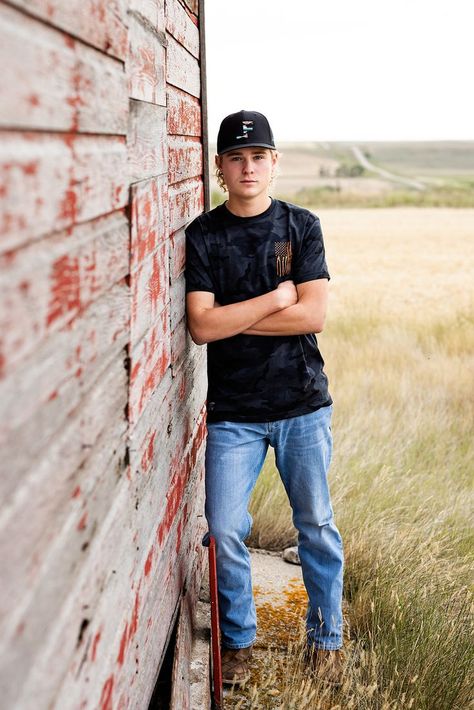 Senior boy leaning by an old building at the farm for his senior pictures. Hunting Senior Pictures, Guy Senior Poses, Farm Senior Pictures, Senior Pictures Boys Outdoors, Outdoor Senior Pictures, Cute Senior Pictures, Senior Photoshoot Poses, Senior Photos Guy, Senior Photography Inspiration