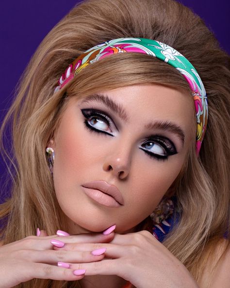 1970s Makeup And Hair, Retro 70s Hairstyles, Iconic 70s Makeup Looks, Disco 70s Hair, 60s Hair Color, 70s Hair Styles Disco, 60s Side Bangs, 70s Hair And Makeup 1970s Make Up, Hippy Costume Makeup