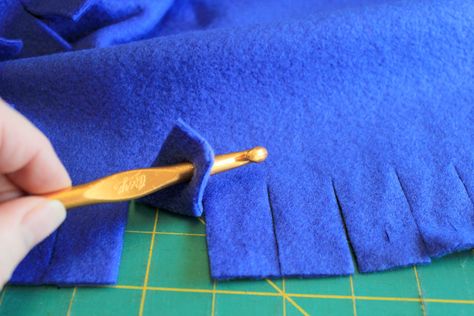 Braided Fleece Blanket Tutorial, Fleece Blanket Edging, Braided Fleece, Blanket Edging, Sew Fleece Blanket, Fleece Blanket Diy, No Sew Fleece, No Sew Fleece Blanket, No Sew Blankets