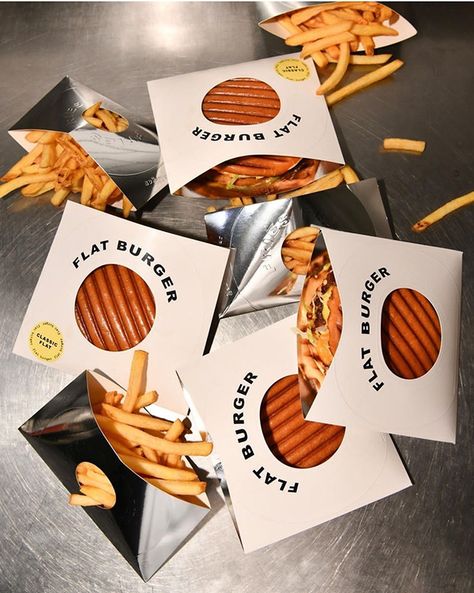 Branding Label Design, Burger Branding, Burger Packaging, Label Design Packaging, Burger Box, Social Media Advertising Design, Food Branding, Burger Restaurant, Cafe Interior Design