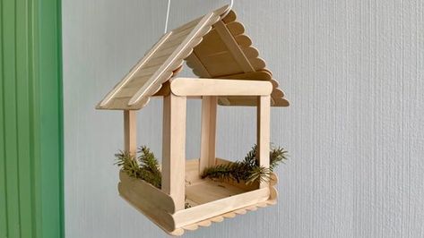 Popsicle Bird Feeder, Popsicle Stick Birdhouse, Bird Feeder Diy, Popsicle House, Popsicle Stick Crafts For Adults, Craft Stick Projects, Popsicle Stick Crafts House, Ice Cream Stick Craft, Popsicle Stick Art