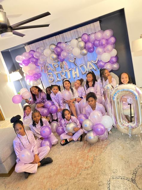 Hotel Birthday Parties Sleepover, 13 Birthday Hotel Party Ideas, Birthday Party Ideas Hotel Room, Birthday Party In Hotel Room, Sweet 16 Pajamas, Sweet 10 Birthday Party Ideas, Birthday Hotel Sleepover, Pajama Theme Party Decorations, Birthday Sleepover Decorations