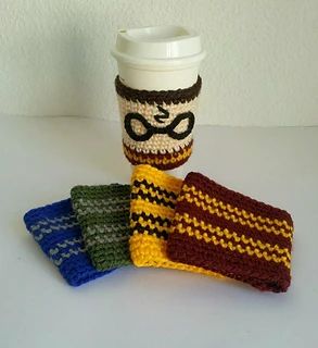 Harry Potter Cups, Harry Potter Pillow, Harry Potter Scarf, Cup Cozy Pattern, Pokemon Crochet Pattern, Harry Potter Crochet, Crochet Mug Cozy, Crochet Coffee Cozy, Crochet Cup Cozy