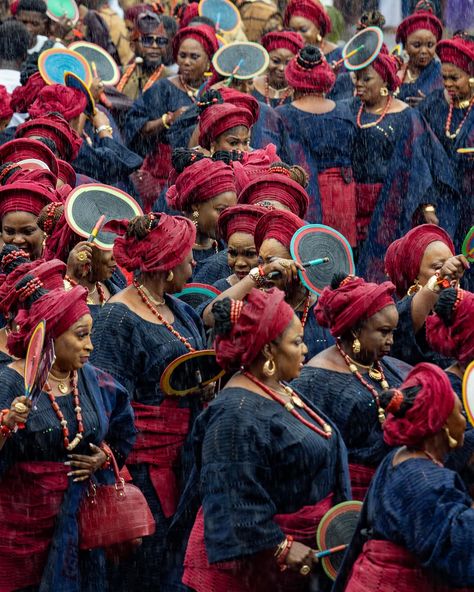 Nigerian Tribes, Yoruba Women, Trendy Pictures, Yoruba Culture, African Lifestyle, Vintage Africa, Nigerian Culture, Yoruba People, African Love