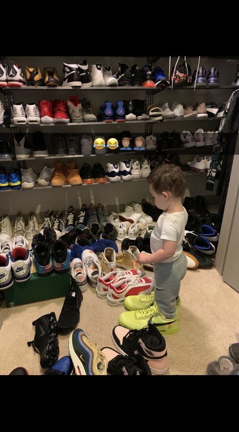 Little Deuce playing with his dad’s shoes ❤️ #Deuce#Tatum#Basketball#Baby#Cute Humour, Jayson Tatum Deuce, Jayson Tatum And Deuce, Nba Wife Aesthetic, Deuce Tatum, Stud Lesbians, Drake Photos, Dad Shoe, Basketball Baby