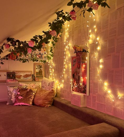 secret room, vines, room inspo, interior design, aesthetic, trendy, cute, cottagecore, readingnook Secret Cozy Room, Secret Room Ideas Aesthetic, Reading Space Aesthetic, Secret Hideout Outside, Reading Nook Room Ideas, Cute Secret Room Ideas, Hideouts Aesthetic, Reading Nook Attic, Book Nook Ideas Diy Small Spaces