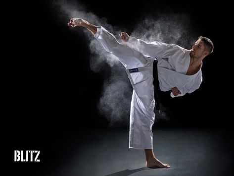 Karate, with its emphasis on power and linear technique does have value in the Octagon and cage matches. Jiu Jitsu, Karate Photography, Karate Wallpaper, Taekwondo Wallpaper, Karate Photos, Arts Wallpapers, Karate Kumite, Martial Arts Photography, Karate Shotokan