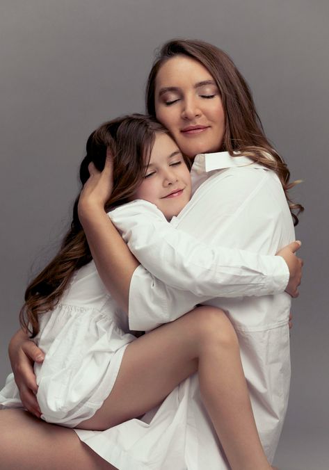 Mother Daughter Photo Shoot, Mother Daughter Photography Poses, Mom Daughter Photography, Mom Daughter Photos, Mommy Daughter Photoshoot, Mother Daughter Poses, Mommy Photos, Daughter Photo Ideas, Toddler Poses