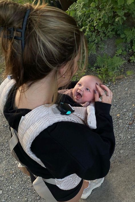 Cute baby looking at her mum in a Najell Rise baby carrier New Mom Aesthetic, Carrying Positions, Mom Aesthetic, Drømme Liv, I Want A Baby, Wanting A Baby, Future Mommy, Moms Goals, Sitting Position