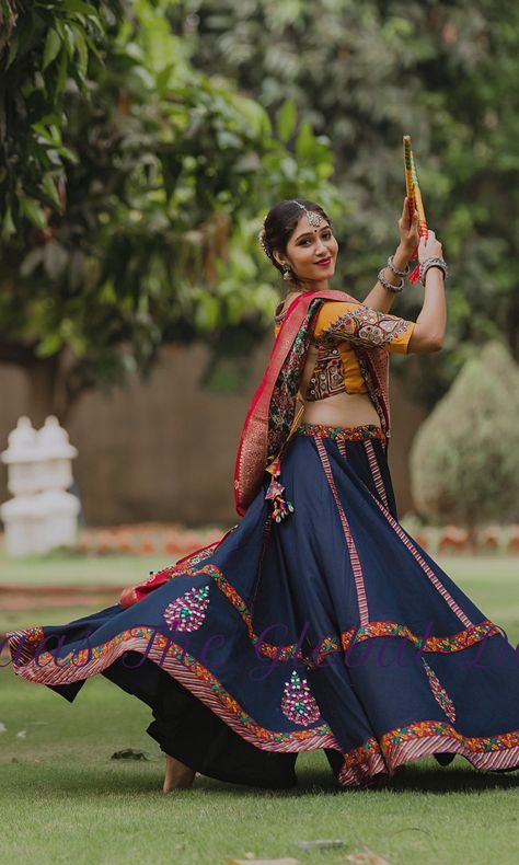 chaniya choli for garba Garba Chaniya Choli, Garba Outfit, Garba Dance, Garba Dress, Navratri Garba, Navratri Dress, Saree Blouses Online, Navratri Chaniya Choli, Fashion 80s