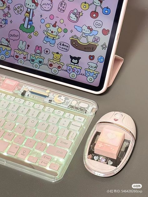 #aesthetic #ipad #pink #mouse #keyboard #hellokitty Aesthetic Mouse And Keyboard, Aesthetic Ipad Keyboard, Aesthetic Mouse Computer, Computer Mouse Aesthetic, Ipad Keyboard Aesthetic, Ipad With Keyboard, Cute Computer Mouse, Ipad Desk Stand, Ipad Desk