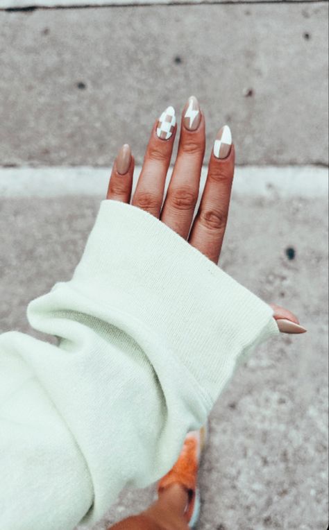 Nail Ideas Acrylic Checkered, Silver Checkered Nails, Nail Inspo Neutral Design, Boho Almond Nails Designs, Gel Polish Real Nails, White And Tan Checkered Nails, Cream Checkered Nails, Checkered Nails Neutral, Checkered Nails Almond Shape