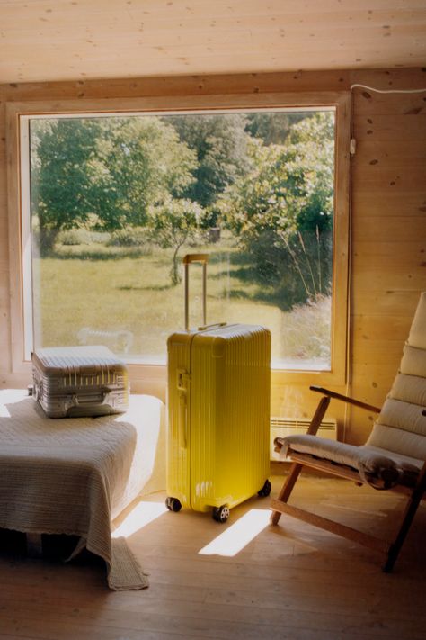 Distinction and familiarity collide in a hideaway built by Danish architect Ebbe Kindt Larsen.⁣⁣ Rimowa Luggage, Fashion Web Design, Hardside Luggage Sets, Travel Bag Set, Travel Chic, Travel Tools, Suitcase Bag, Hotel Style, Travel Organization