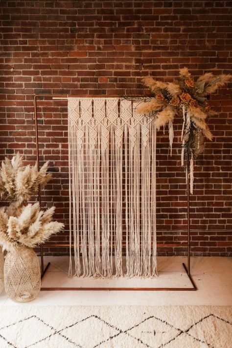 Diy Macrame Backdrop, Macrame Photo Backdrop, Boho Backdrop Ideas, Macrame Arch, Studio Editorial, Macrame Wedding Decor, Boho Backdrop, Boho Wedding Inspo, Macrame Wedding Backdrop