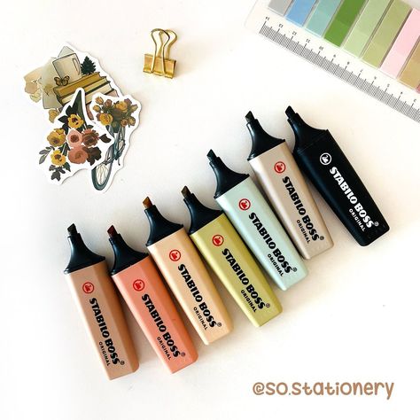 ¿Ya tienes tus nuevos Stabilo Boss? ✨ Aquí te dejamos algunas paletas de colores para que combines todos tus Stabilo Boss y tus apuntes queden súper bonitos 👀💖 - - - @stabilo @stabilomexico @stabilo.peru #papeleria #stabilo #studytips #bujo #papeleriabonita #stationeryaddict #lettering #journaling #plannercommunity #studymotivation #studyinspo #studyblr #washitape #tepeaca #caligrafia #puebla #notetaking School Supplies, Birthday Basket, Stabilo Boss, Stationary School, Study Motivation, Washi Tape, Fall Colors, All The Colors, Markers