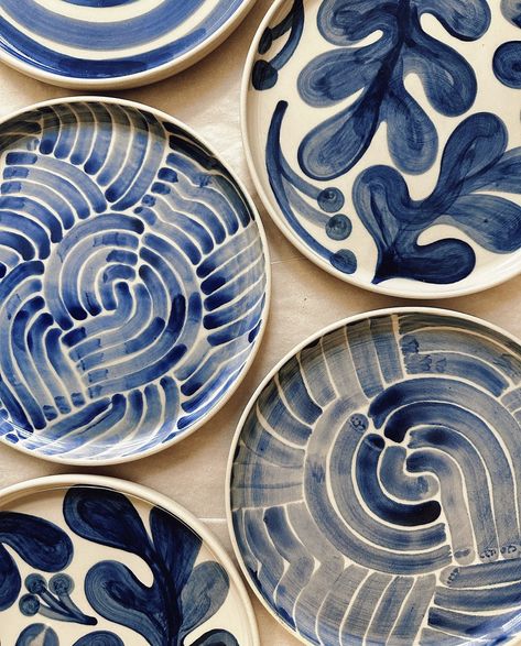 Diy Paint Plates, Dish Design Plates, Bowl Patterns Ceramic, Ceramic Plate Wall Decor, Bowl Set Ceramic, Pottery Plate Ideas Paint, Ceramic Plate Glazing Ideas, Pottery Painting Waves, Pottery Plate Set