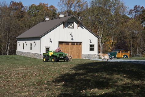 Polebarn Exterior Colors, Farm Shop Buildings, White Pole Barn, Pole Barn Shop, Beautiful Garage, Barn Style Garage, Pole Barn Garage, Americana Farmhouse, Garage Plans Detached