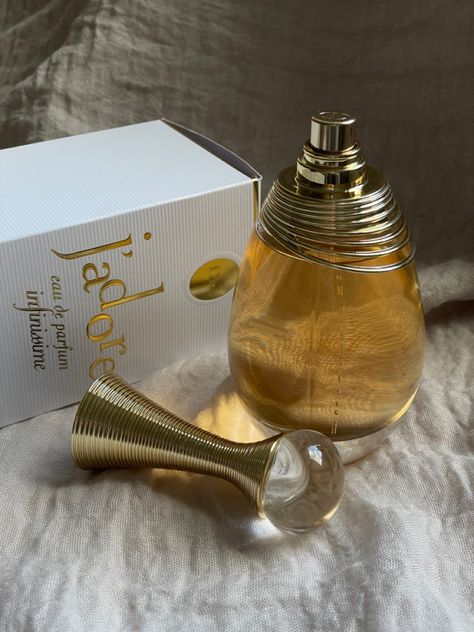 Instagram: _leonidova J'dore Dior Perfume, Dior Perfume Jadore, J Adore Dior, Dior Jadore, Feminine Perfume, Cristian Dior, Gold Bottles, Parfum Dior, Perfume Floral