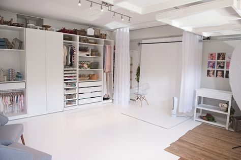 Home Photography Studio Ideas, Photography Studio Setup Small Spaces, Garage Photography Studio, Photography Studio Ideas, Home Photography Studio, Photography Studio Spaces, Photography Studio Decor, Photo Studio Design, Photography Room