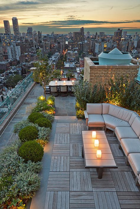 Rooftop backyards #techobloc | Visit www.homedesignideas.eu for more inspiring images and decor inspirations Urban Fairy, Rooftop Terrace Design, Rooftop Design, Desain Lanskap, Rooftop Patio, Rooftop Deck, Terrace Design, Rooftop Garden, Roof Deck