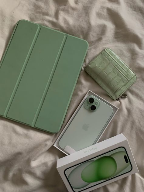 Mint green aesthetic> Apple School, Ipad Essentials, Apple Ipad Case, Apple Headphone, Mint Green Aesthetic, Flipagram Instagram, Pinterest Style, Produk Apple, Green Iphone