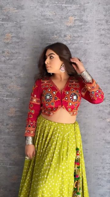 Patchwork, Western Chaniya Choli For Navratri, Bharela Blouse Design, Navratri Full Sleeve Blouse, Navratri Blouse Back Design, Backless Navratri Blouse, Garchoda Blouse Designs, Navratri Ideas Outfit, Choli For Navratri Traditional