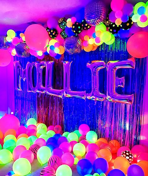 Black Light Party Ideas, Glow Birthday Party Ideas, Neon Party Ideas, Dark Birthday Party, Glow In The Dark Birthday, Glow Theme Party, Dark Birthday, 14th Birthday Party Ideas, 15th Birthday Party Ideas