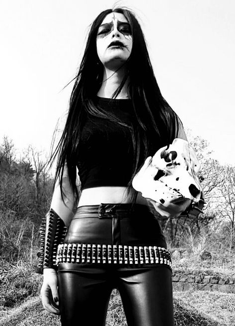 Deathrocker Goth, Metalhead Girl Outfits, Metal Hairstyles, Black Metal Fashion, Chica Heavy Metal, Dark Beauty Fashion, Metal Meme, Corpse Paint, Metalhead Girl