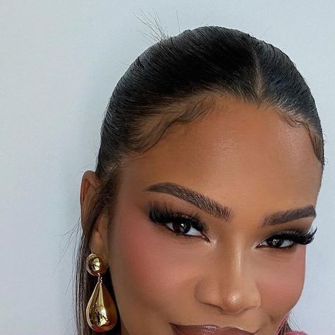 KEVIN LUONG on Instagram: "Glam on @kamiecrawford x @lamag luncheon 💕 Hair: @hair4kicks  #makeup #makeupartist" Natural Makeup For Black Women No Lashes, Cat Eye Makeup Black Women, Black Women Eyeliner, Makeup Inspo Black Women, Makeup Ideas Black Women, Makeup Looks Black Women, Black Hair Makeup, 90s Makeup Look, Fox Eye