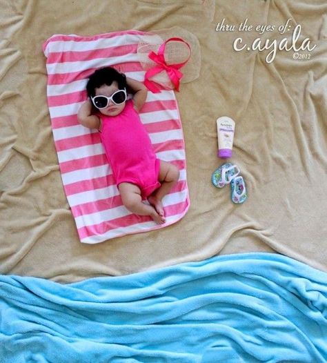 baby picture ideas on the beach on Capturing-Joy.com Summer Baby Photos, Photo Bb, Baby Fotografie, Monthly Baby Pictures, Monthly Baby Photos, Newborn Baby Photoshoot, Baby Boy Photography, Baby Poses, Cool Baby