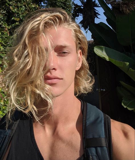 Trendy Curls, Wavy Blonde Bob, Bob With Side Part, Curly Blonde Hairstyles, Long Blonde Curly Hair, Blond Hairstyles, Blonde Hair Boy, Men Blonde Hair, Surfer Hair